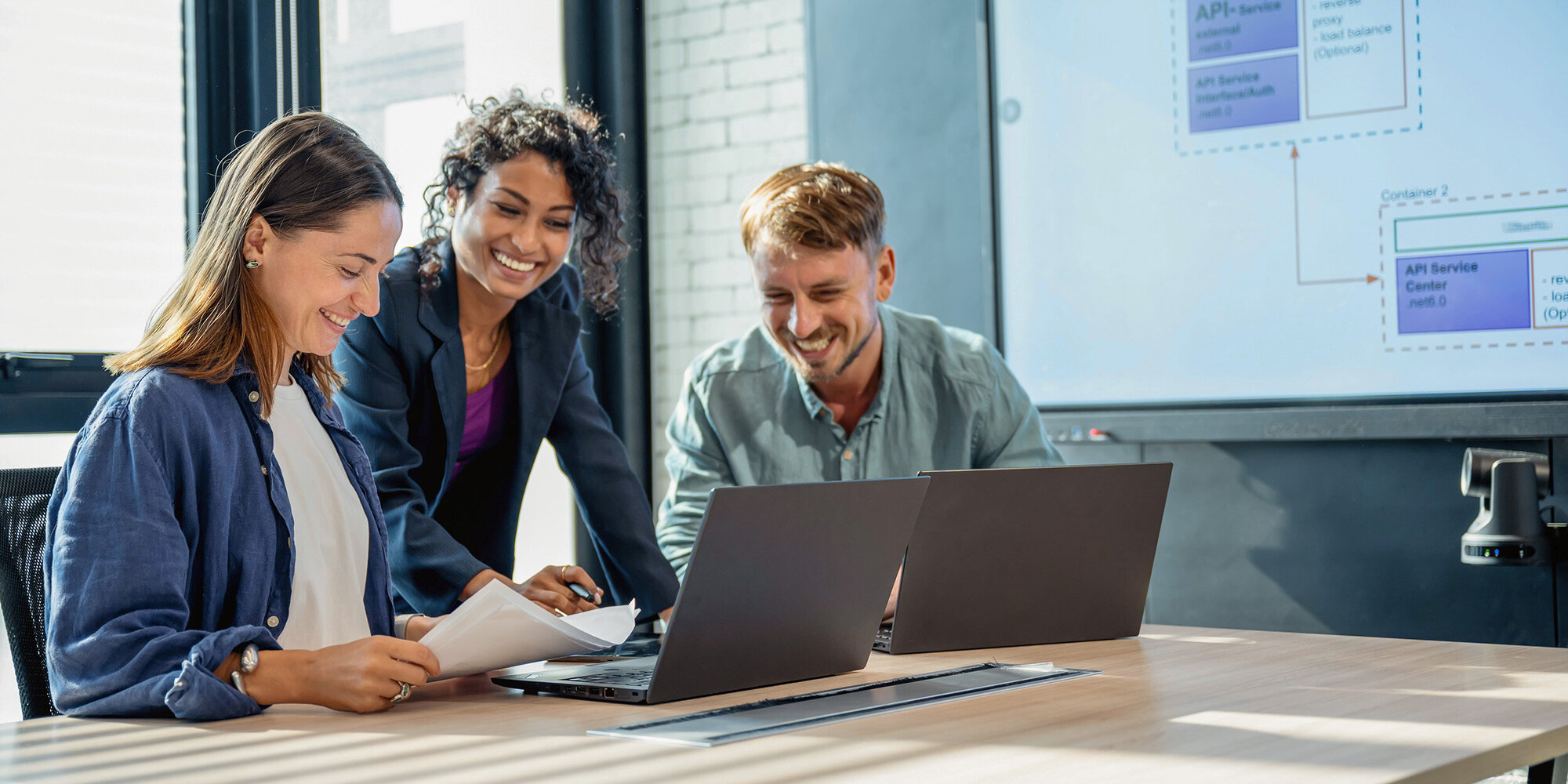 Lachende Menschen in einem Sitzungszimmer